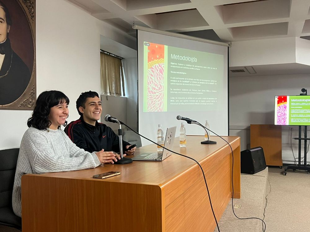 Los estudiantes de Antropología Antonia Carrasco y Max Carabantes presentaron un avance del estudio “Voces en movimiento: ¿cómo envejecemos en nuestros territorios?”.